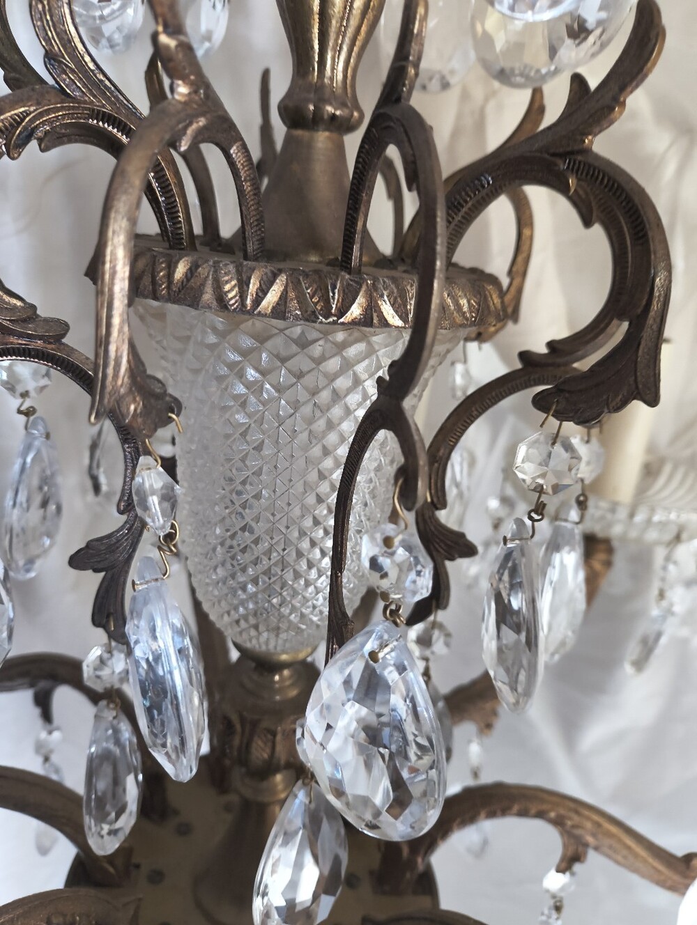 Antique-Style Crystal Chandelier in Brass Finish All Intact Very Vintage Working - Picture 3 of 5